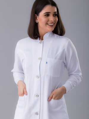 Jaleco Feminino Branco Manga Longa Com Gola Padre e Botões Nos Punhos Gabardine Alto Padrão Dentista