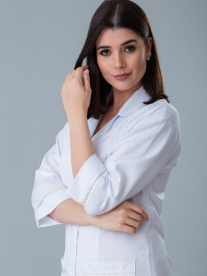 Jaleco Feminino Branco Manga 3/4 Com Renda Nas Mangas e Bolsos Gabardine Alto Padrão Acinturado