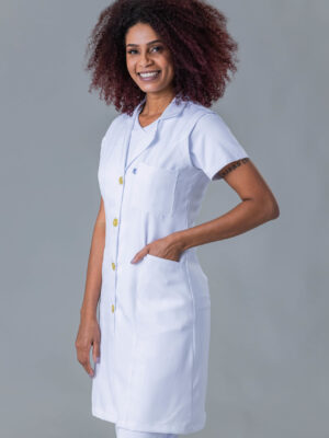 Jaleco Feminino Branco Cavado  Acinturado Gabardine Alto Padrão Longo Botão Dourado
