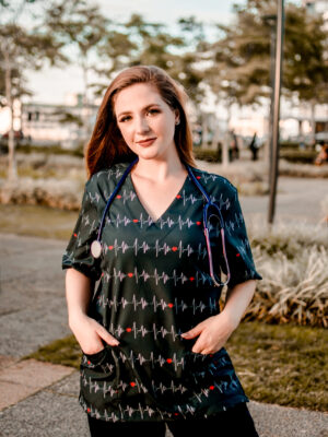 Blusa Scrub de Pijama Cirúrgico Estampado Unissex- Batimentos Cardíacos Fundo Preto