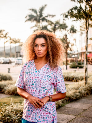 Blusa Scrub de Pijama Cirúrgico Estampado Unissex - Dentinhos Fundo Rosa