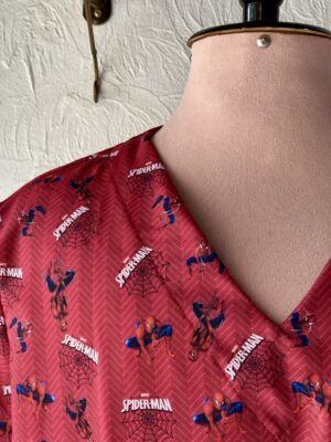 Blusa Scrub de Pijama Cirúrgico Estampado Unissex - Spiderman fundo vermelho