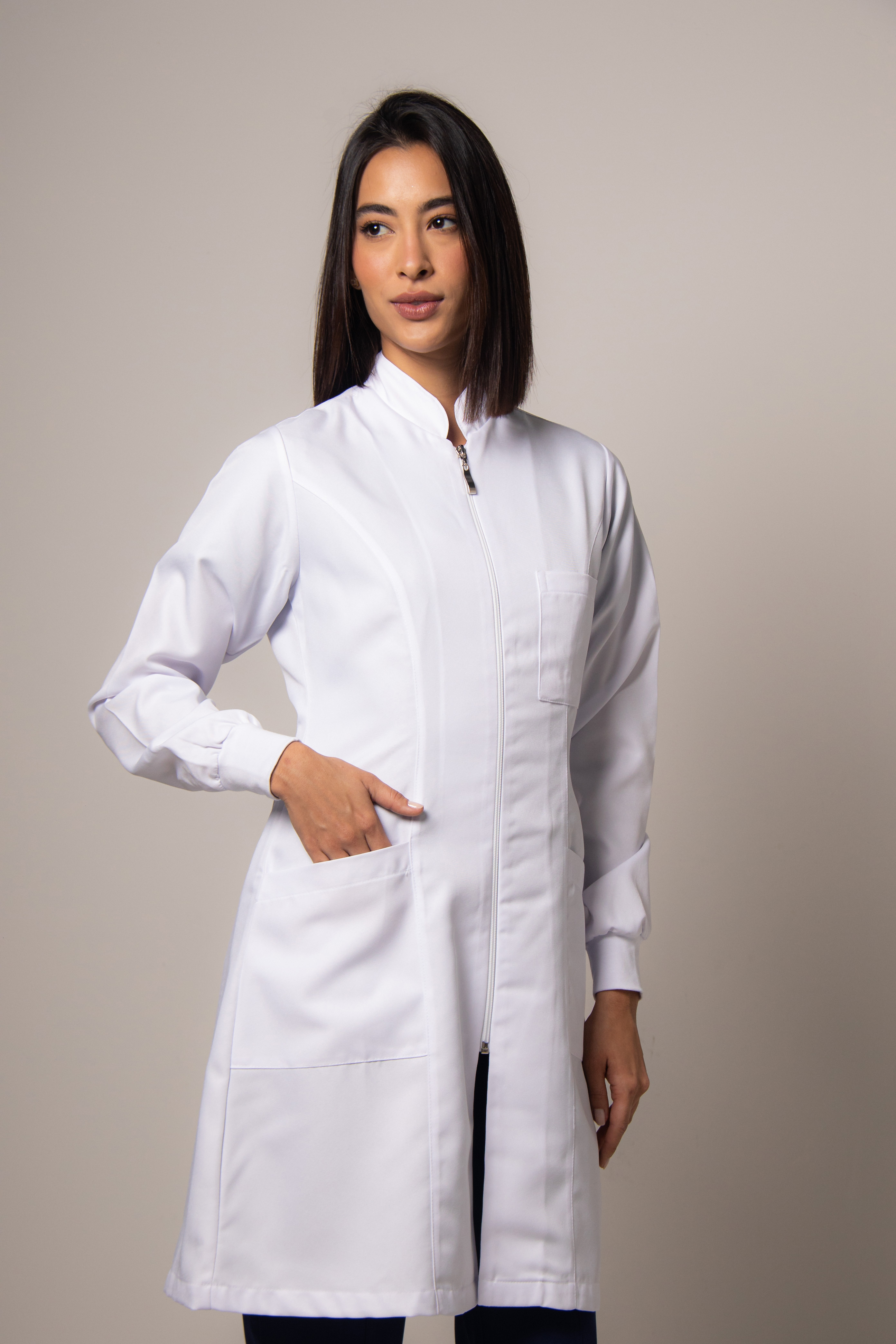 Jaleco Feminino Acinturado Gabardine Gola Padre Com Zíper - Imagem 2