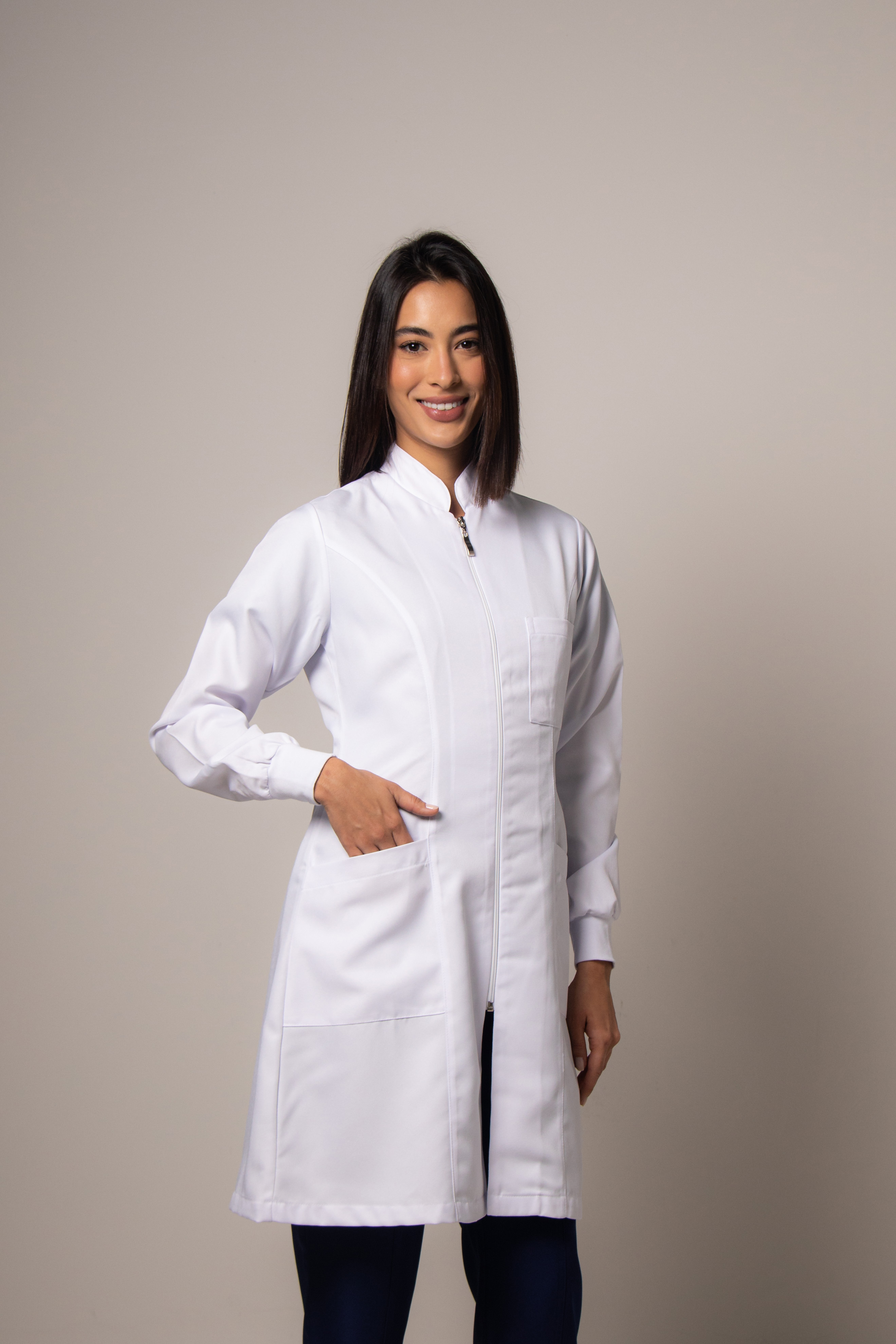 Jaleco Feminino Acinturado Gabardine Gola Padre Com Zíper - Imagem 1
