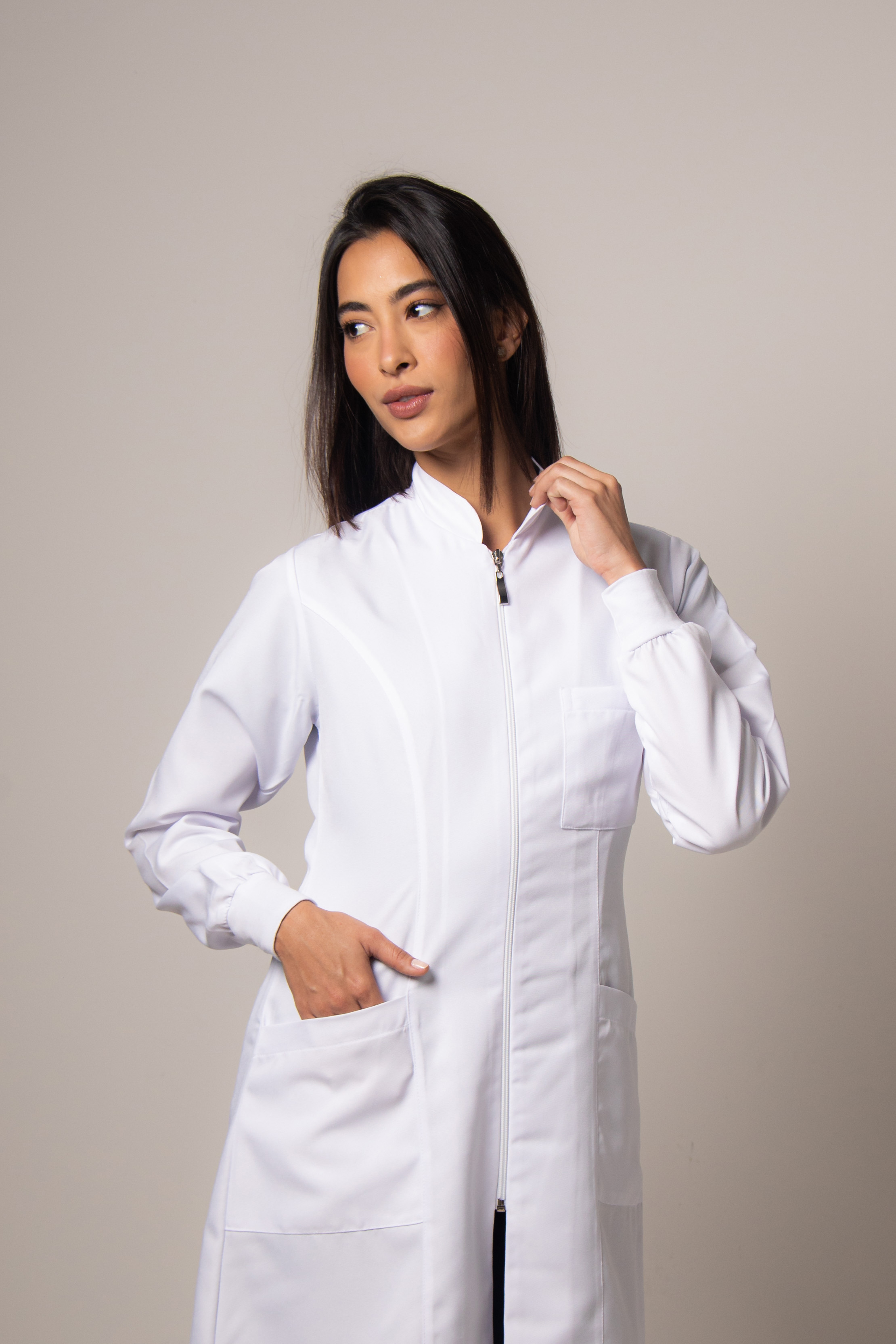 Jaleco Feminino Acinturado Gabardine Gola Padre Com Zíper - Imagem 3